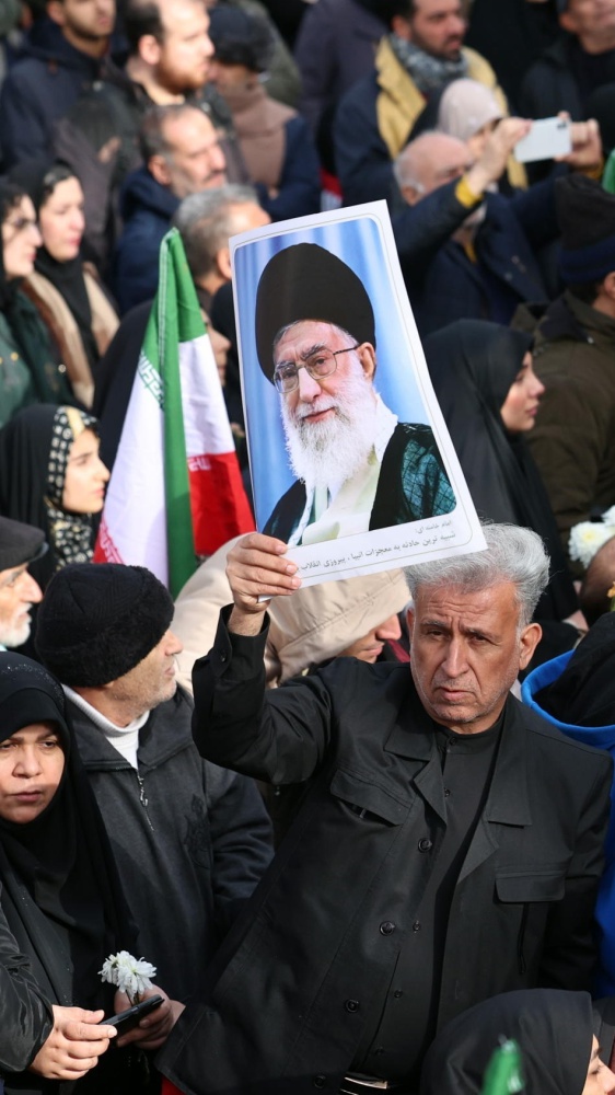 Iran nel mirino di Trump: attacco in 24 ore, poi uno stop. Intanto il regime fa sapere di aver ripreso il controllo totale