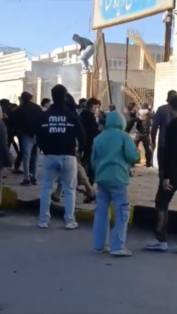 Iran, proteste senza tregua e repressione: il regime accusa l’Occidente mentre cresce il bilancio delle vittime