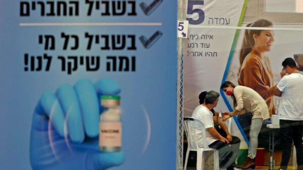 Israele, che ha già vaccinato un terzo della popolazione, torna alla vita normale con il Green Pass