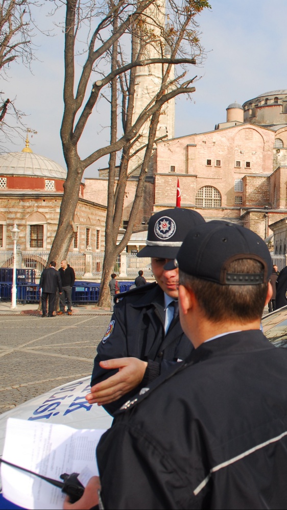 Istanbul, attacco armato in una chiesa italiana durante la messa, una vittima
