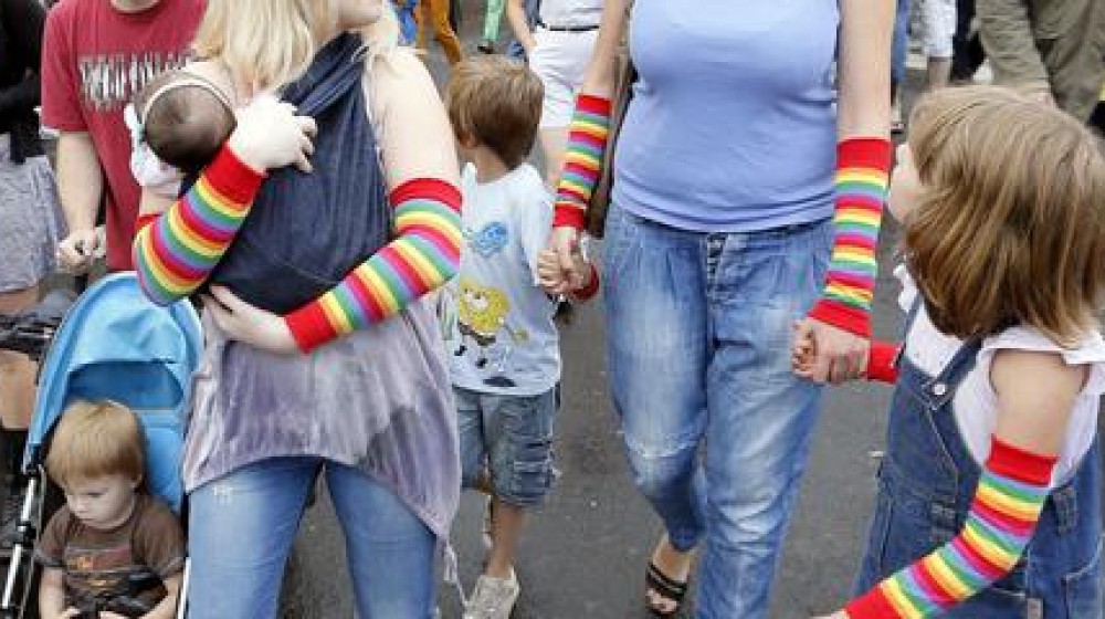 Italia deve tutelare i figli di coppie gay, la Consulta chiede legge ad hoc, vuoto normativo intollerabile