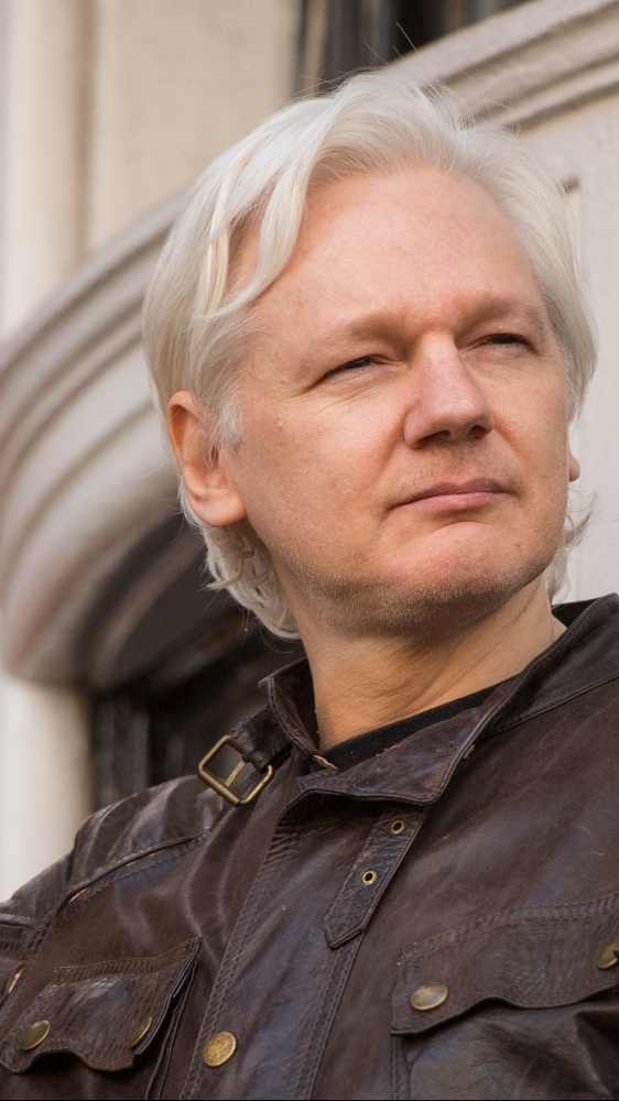 Julian Assange è libero: ha lasciato il carcere di massima sicurezza in Gran Bretagna