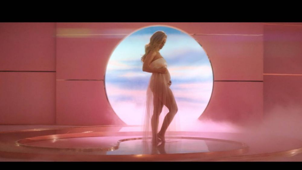 Katy Perry è incinta, lo annuncia nel nuovo singolo Never Worn White