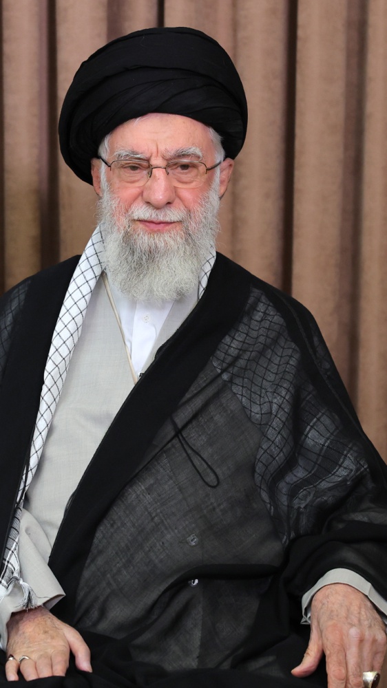 Khamenei è vivo, appare in tv,abbiamo vinto e messo in ginocchio Israele, sospesa la collaborazione con l'Aiea