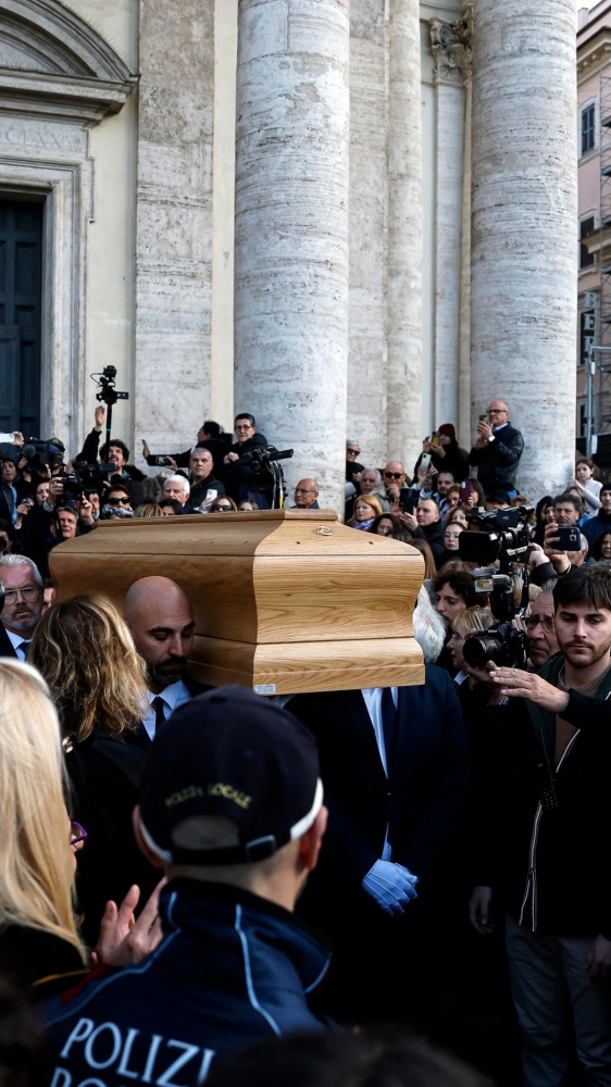 L'addio a Enrica Bonaccorti: le note de 'La Lontananza' e 'Il cielo'. L'omelia con le parole di Renato Zero