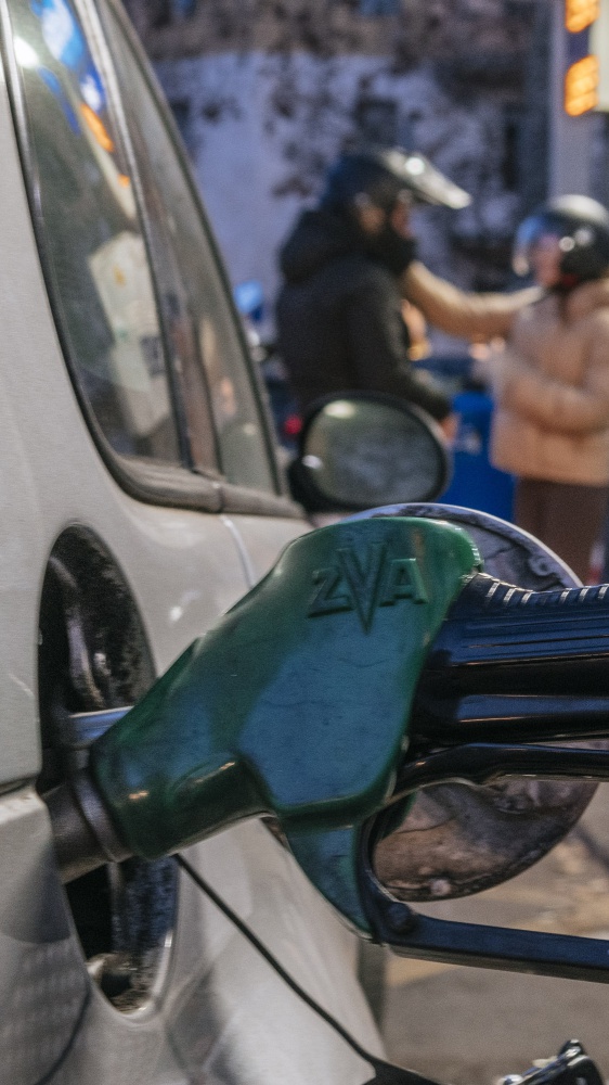 L'allarme del Codacons, benzina a 2,40 euro a litro in autostrada. Sulla rete urbana, un pieno costa quasi 2,2 euro in più rispetto al mese scorso