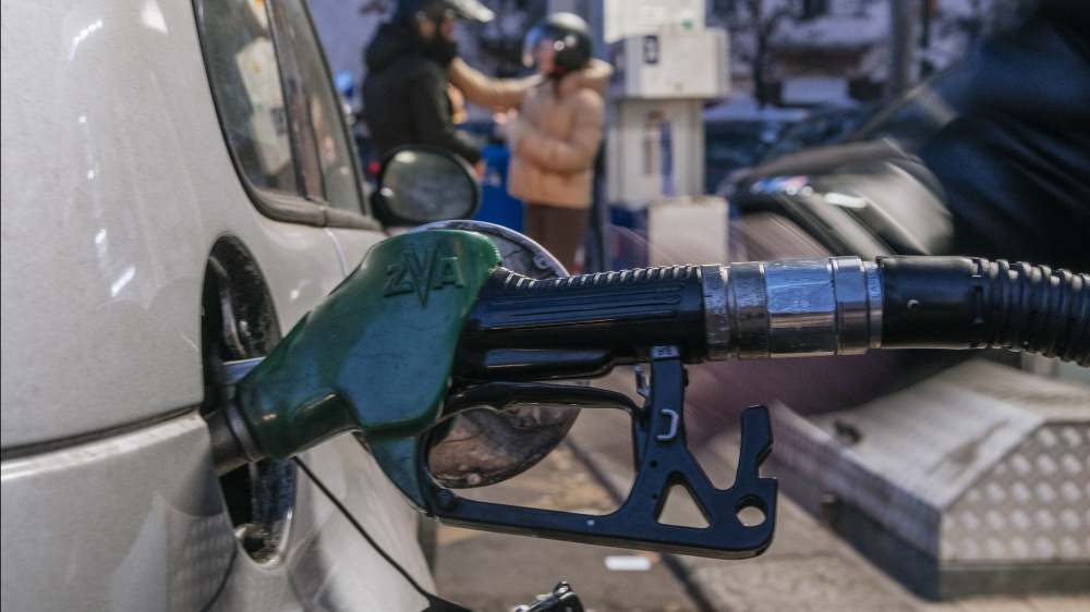 L'allarme del Codacons, benzina a 2,40 euro a litro in autostrada. Sulla rete urbana, un pieno costa quasi 2,2 euro in più rispetto al mese scorso