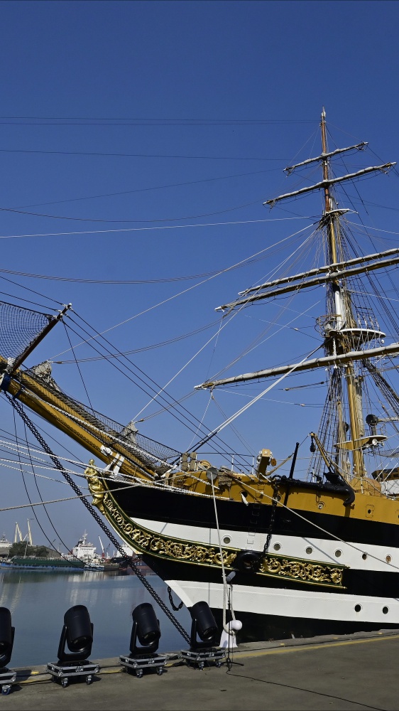 L'Amerigo Vespucci celebra il Natale ad Abu Dhabi: emozioni, tradizioni e affetti in porto