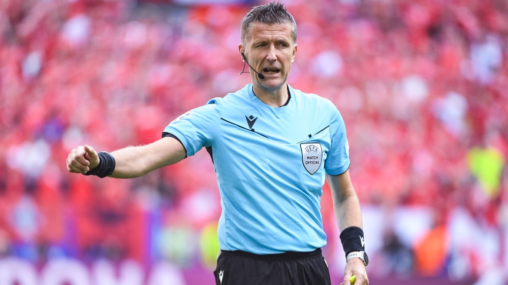 L'arbitro italiano Daniele Orsato in corsa per la finale degli Europei a Berlino