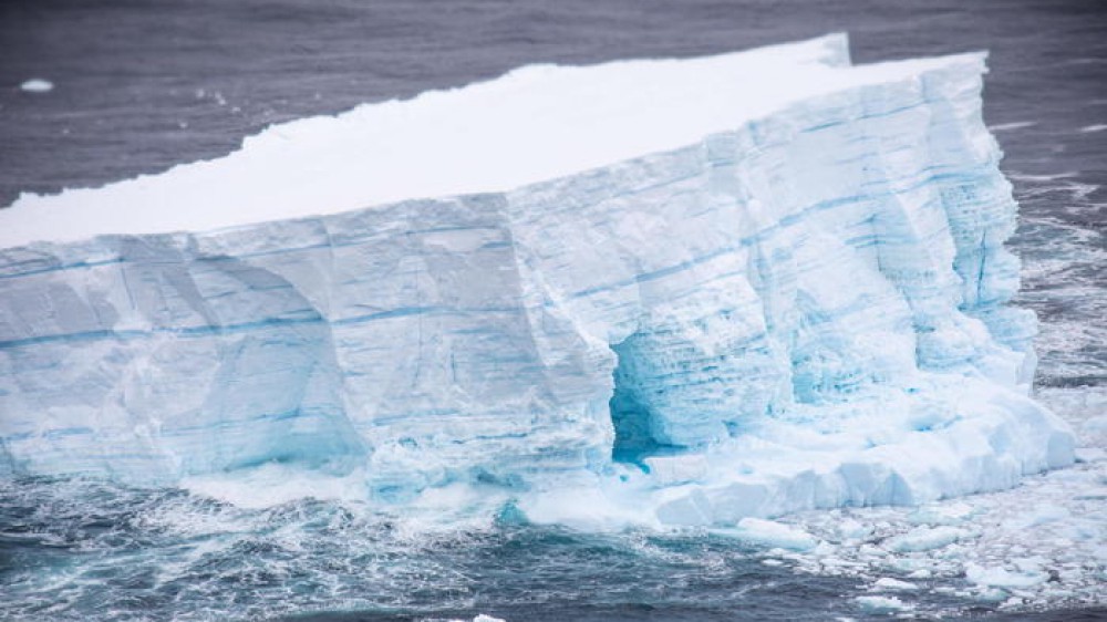 Iceberg sembra pene di ghiaccio gigante: foto fa il giro del mondo