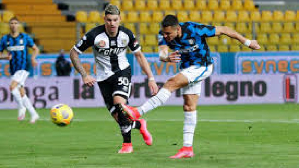 L'Inter capolista vince a Parma per 2-1 nel posticipo della 25esima giornata in serie A e si porta a +6 sul Milan