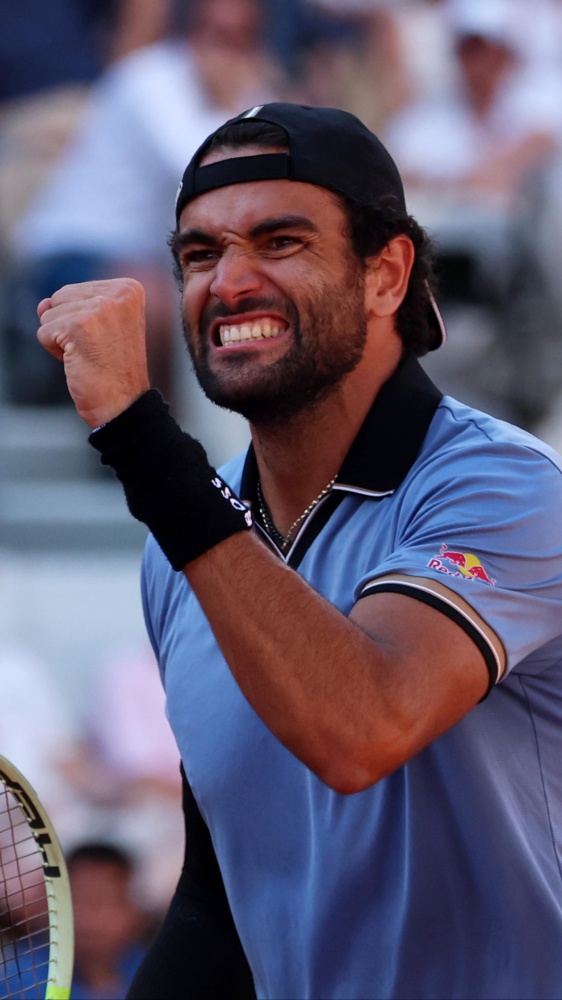 L'Italia domina il Roland Garros anche senza Sinner: Cobolli, Berrettini e Arnaldi volano ai quarti di finale