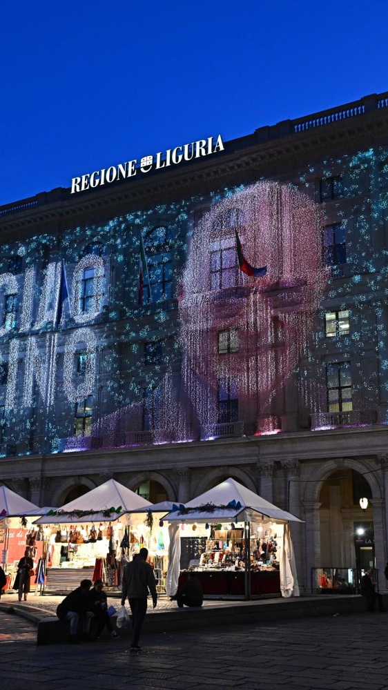 L'omaggio della Regione Liguria a Gino Paoli: maxi schermo e musica in diffusione. E sulle ceneri...