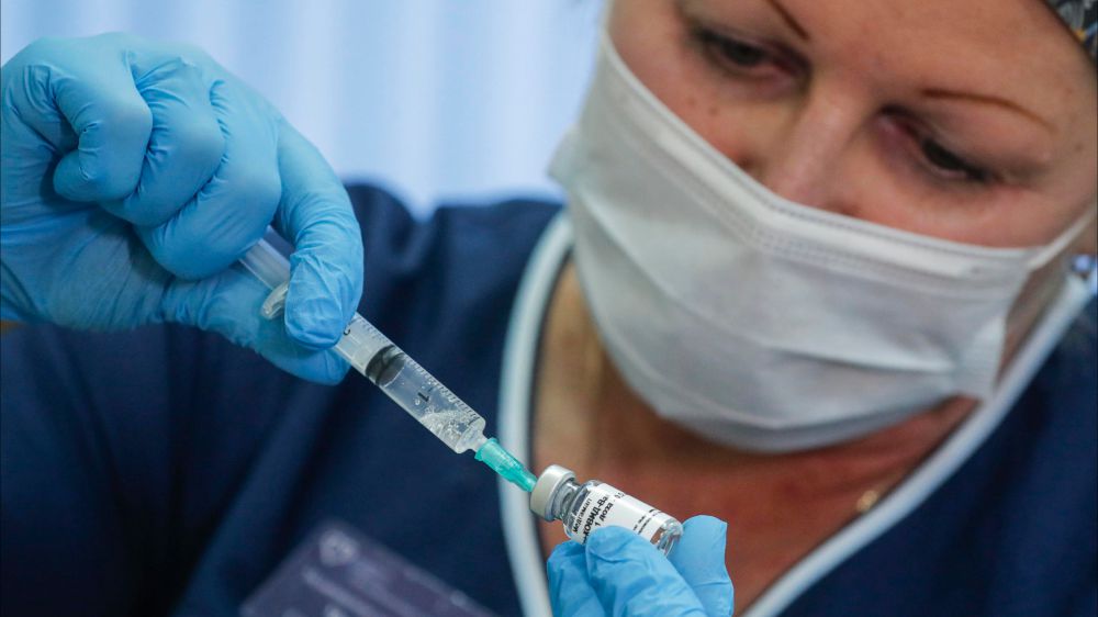 L'Ue firma il contratto, possibili vaccini entro l'anno, all'Italia andrebbe il 13,5% delle dosi