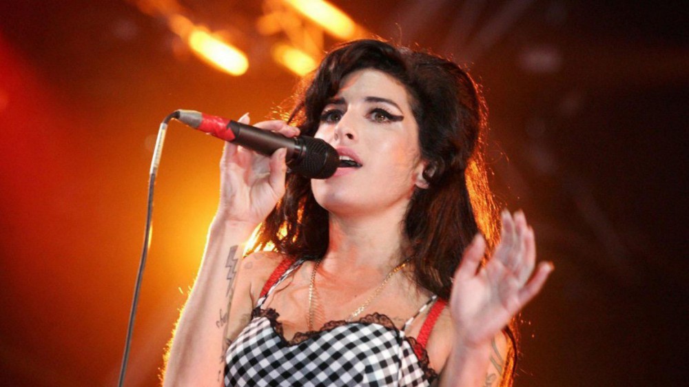 L'ultimo messaggio di Amy Winehouse, la musa fragile del soul. Una tragica notte di solitudine, tra la vodka e Youtube, dieci anni fa