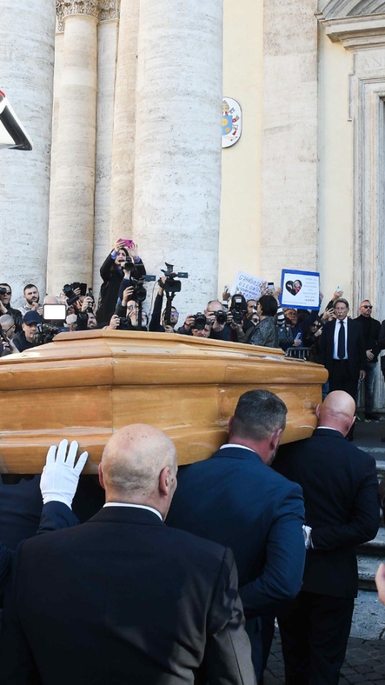 L'ultimo saluto ad Eleonora Giorgi nella chiesa degli Artisti di Roma. Da Verdone a De Sica: tantissimi colleghi presenti