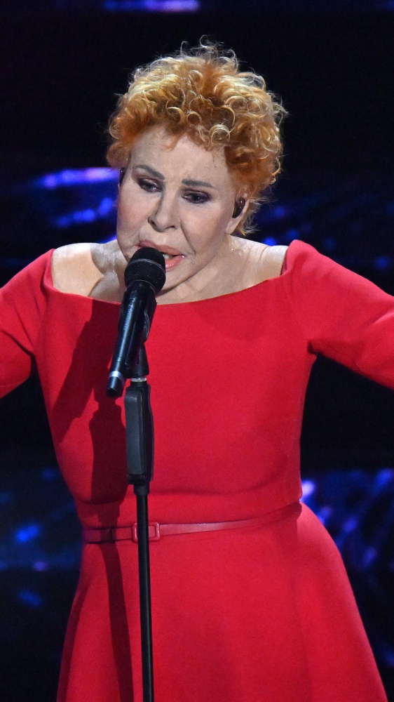 L'ultimo viaggio di Ornella Vanoni: i funerali alle 15. Su RTL 102.5 andrà in onda l'iconico concerto