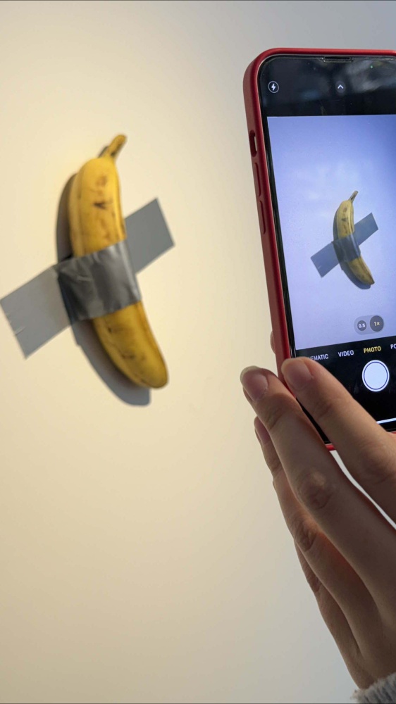 La banana da 6,2 milioni di dollari: l’arte provocatoria di Maurizio Cattelan