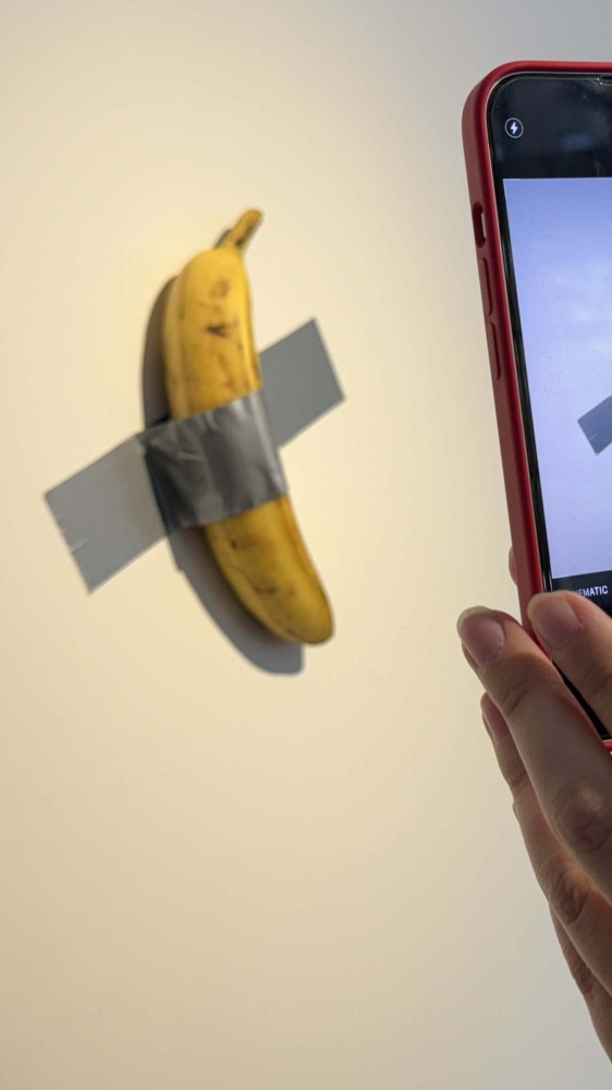 La banana di Maurizio Cattelan all'asta a New York per oltre un milione di dollari