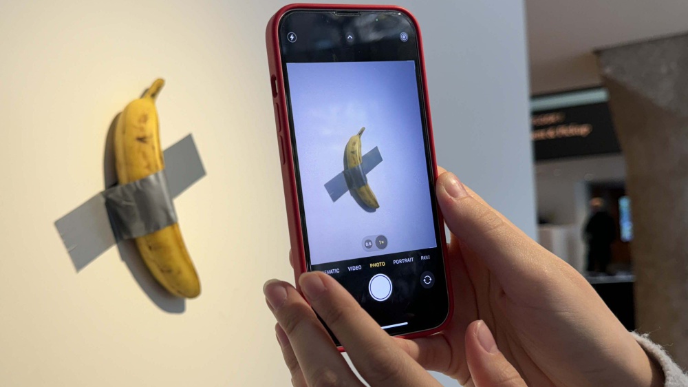 La banana di Maurizio Cattelan all'asta a New York per oltre un milione di dollari