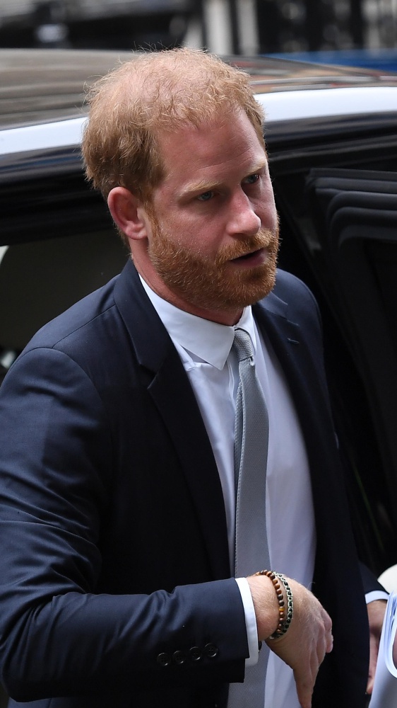 La bufera su Andrea, Harry appoggia la linea dura del padre, re Carlo