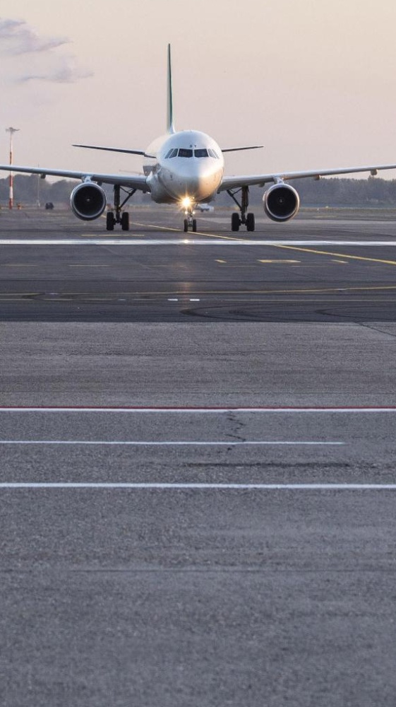 La crisi del petrolio nel Golfo, prime limitazioni di carburante per i voli in quattro scali italiani