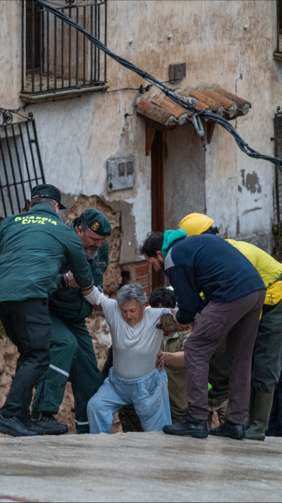 La Dana si abbatte su Valencia: in 8 ore la pioggia di un anno. Almeno 51 morti, 4 sono bambini