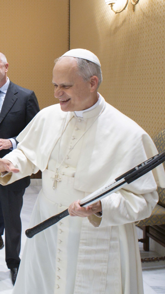 La Federazione  del tennis da Papa Leone XIV con i suoi trofei, Sinner gli propone di palleggiare