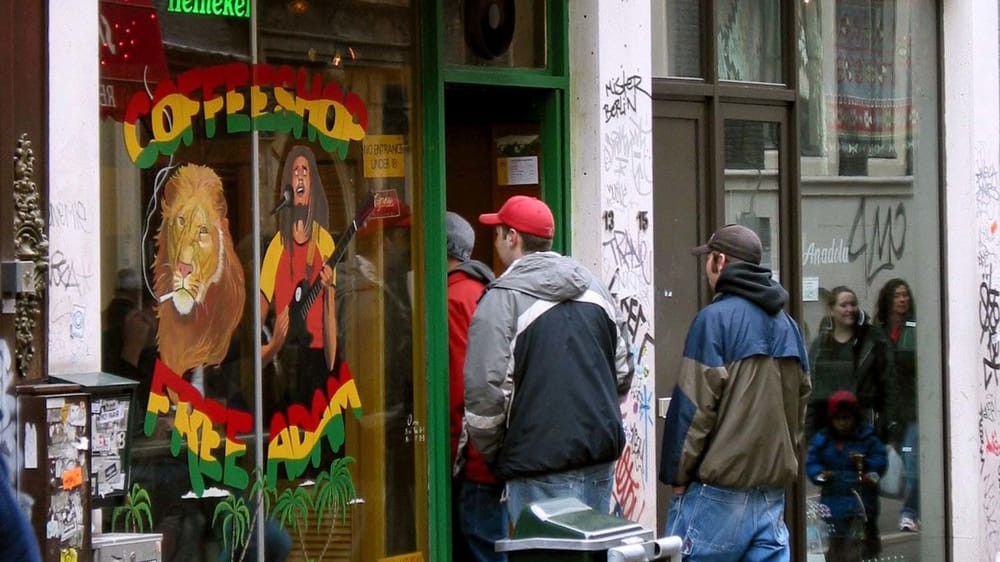 La fine di un mito, i coffee shop di Amsterdam presto potrebbero essere vietati ai turisti