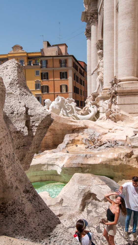 La Fontana di Trevi in manutenzione, ecco una piscina per il tradizionale lancio delle monetine