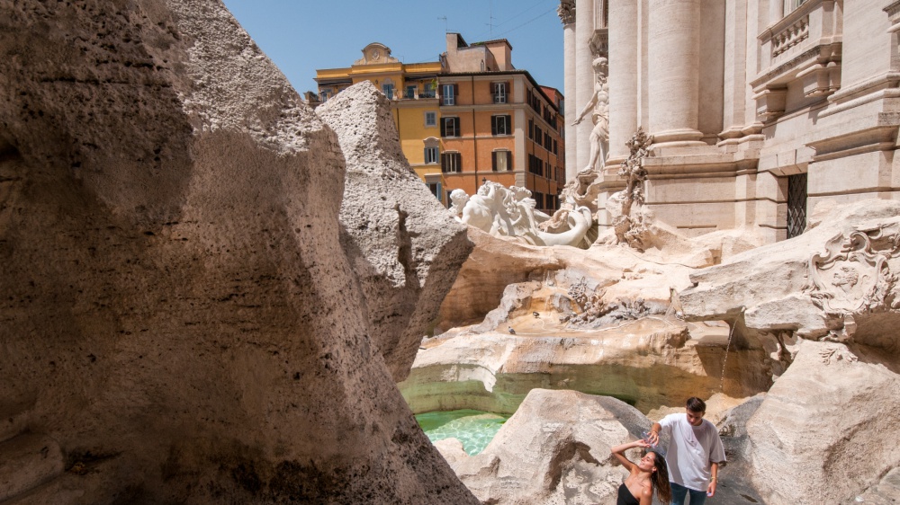 La Fontana di Trevi in manutenzione, ecco una piscina per il tradizionale lancio delle monetine