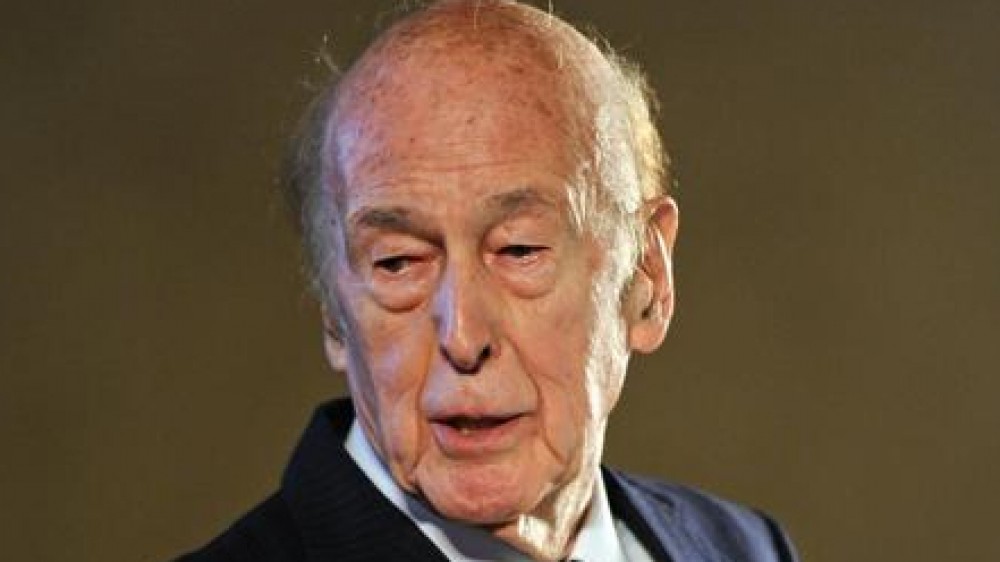 La Francia dà addio all'ex presidente Valéry Giscard d'Estaing; aveva 94 anni, soffriva di cuore e aveva il Covid