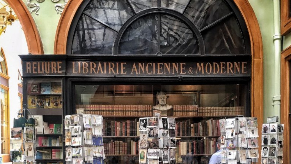 La Francia difende le librerie e imporrà spese di spedizione a chi acquista libri on line, un'iniziativa lodevole