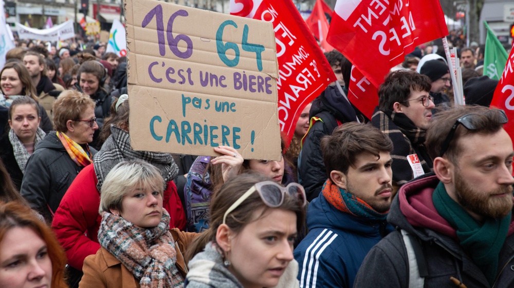 La Francia non crede e non cede a Macron sulle pensioni: in piazza poco meno di un milione di persone, rischio scontri