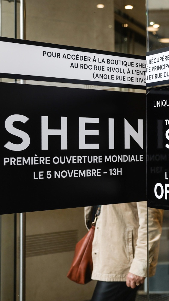 La Francia sospende il portale online di Shein, ma apre il negozio fisico a Parigi, tra inchieste e polemiche