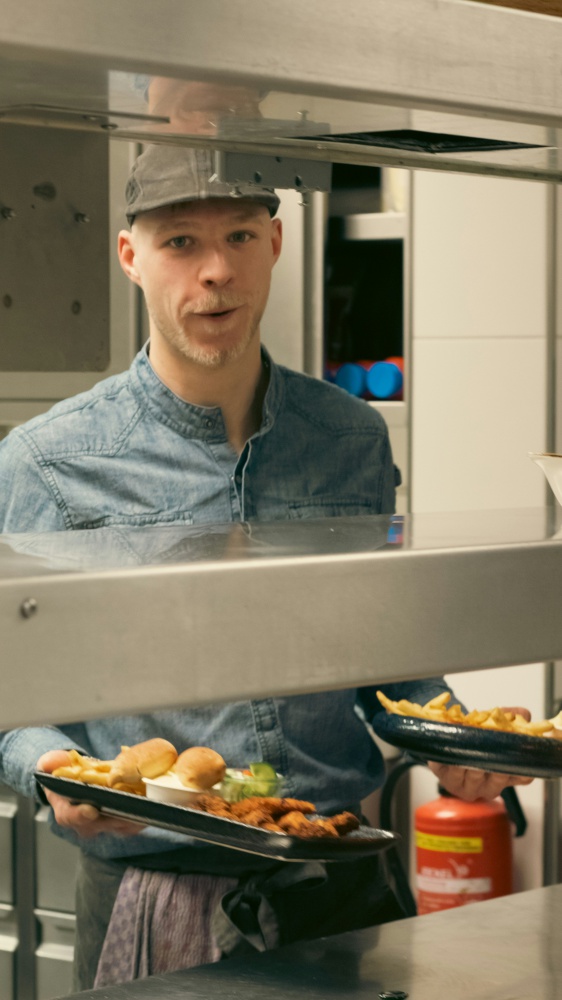 La Generazione Zeta scopre il fascino dei fornelli: addio app di incontri? Ecco cosa c'è da sapere