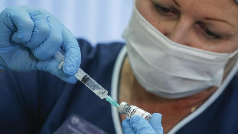 La Gran Bretagna approva l'uso del vaccino anti-Covid di Biontech e Pfizer, le prime dosi disponibili dalla prossima settimana