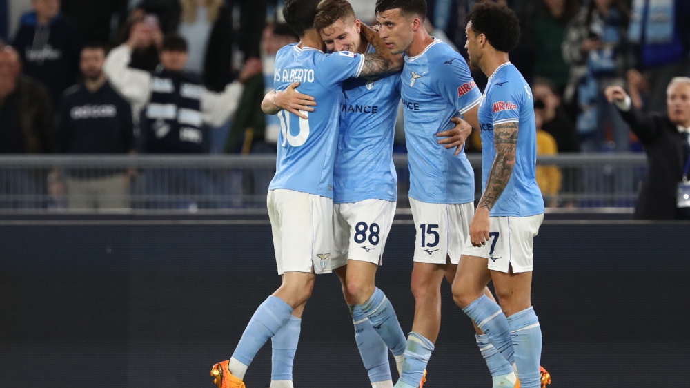 La Lazio vince contro il Sassuolo e frena (per 24 ore) la festa scudetto del Napoli