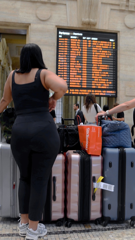 La maxi protesta nel settore dei trasporti iniziata dagli aeroporti, è in corso quella dei treni, e domani, lunedì 9 settembre, tocca a bus e metro