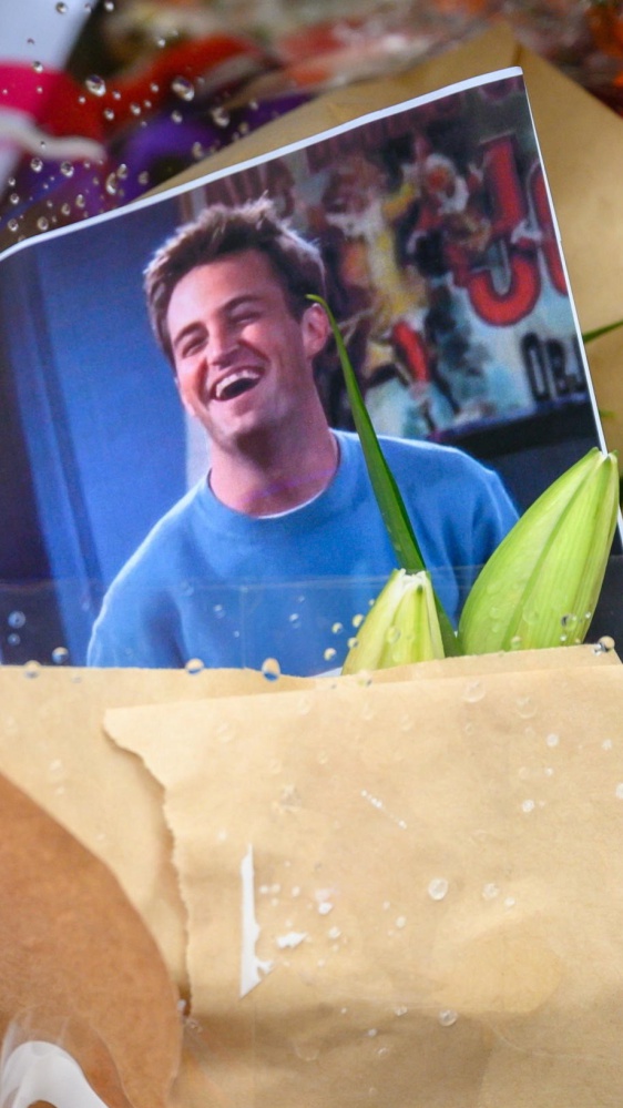 La morte di Matthew Perry: condannata a 15 anni la donna accusata di aver venduto droga all'attore