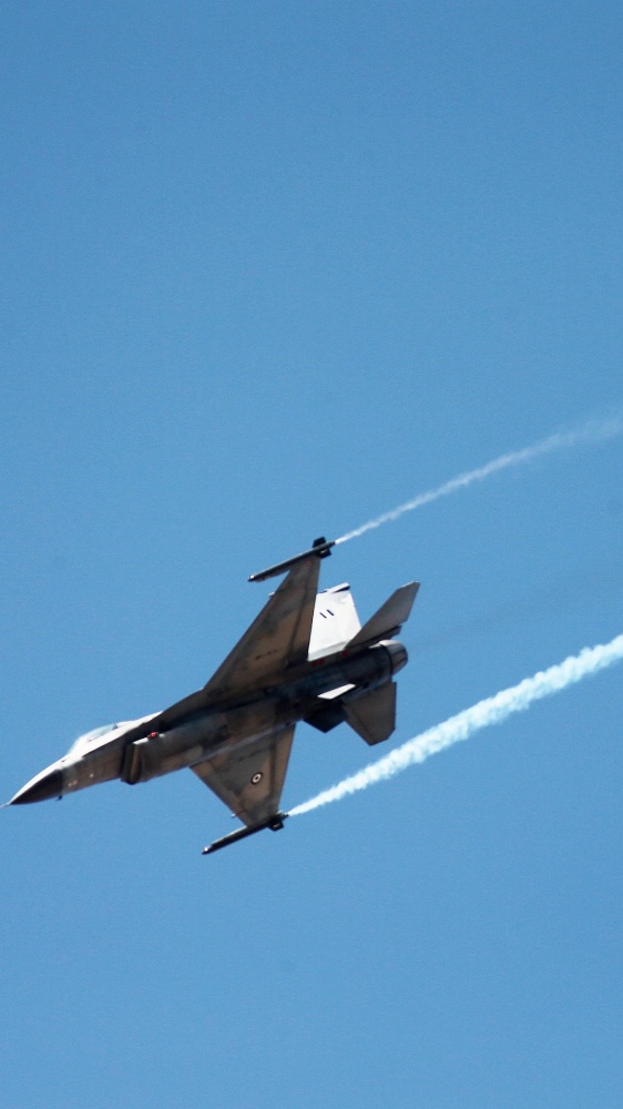 La Polonia fa alzare i caccia durante l'attacco russo sull'Ucraina. Mosca nega violazione spazio aereo estone