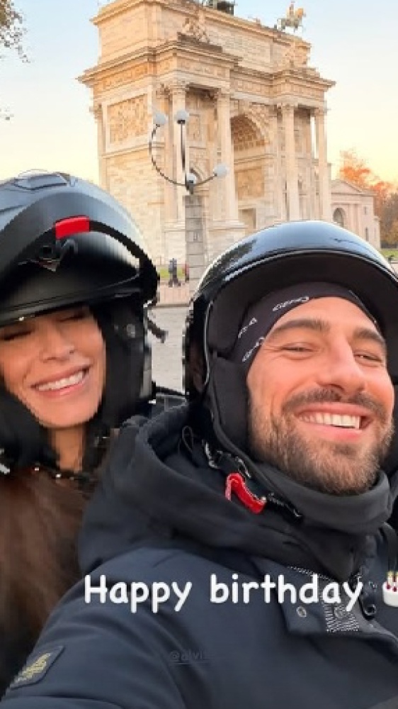 La prima foto insieme: Elisabetta Canalis e Alvise Rigo in scooter sui social