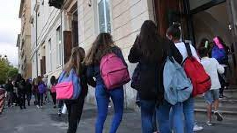 La prof vieta il top durante le ore di attività fisica, studentesse in rivolta a Venezia