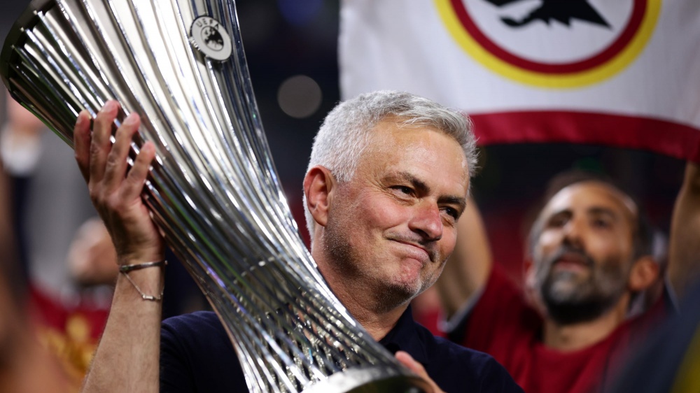 La Roma giallorossa è in festa, il trionfo in Conference League ha il volto di Josè Mourinho