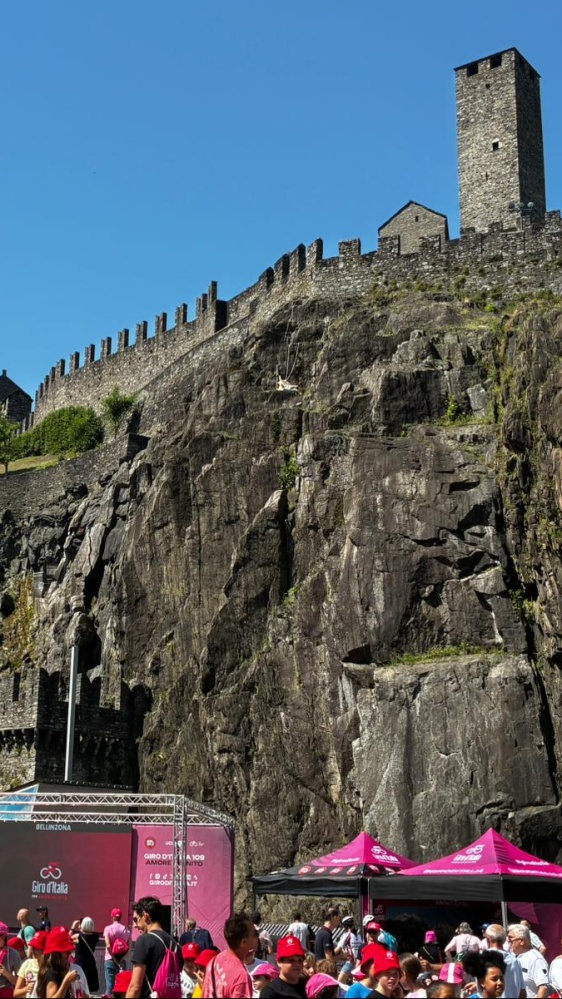 La sedicesima tappa è tutta svizzera: da Bellinzona a Carì, tra castelli medievali, boschi di conifere, praterie sconfinate e pascoli