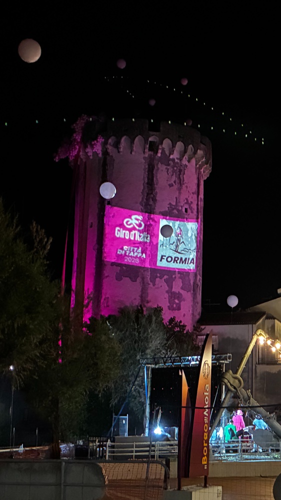 La settimana tappa del Giro d’Italia: dal Golfo di Gaeta alle montagne della Maiella. Tra fascino e fatica