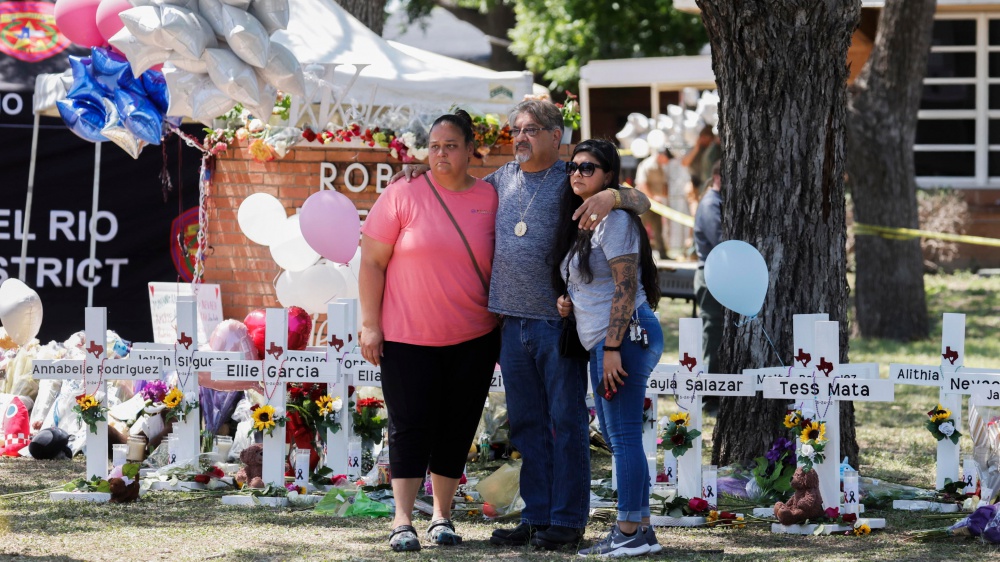 La sparatoria nella scuola di Uvalde, in Texas, 376 agenti ma troppi errori, emerge da un rapporto