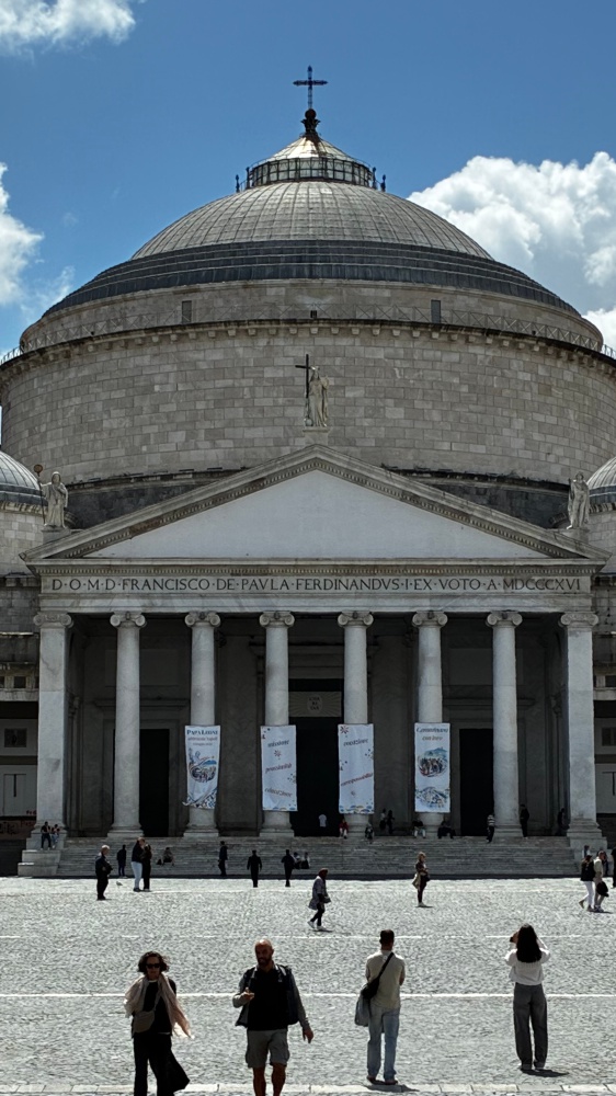 La storia della sesta tappa del Giro d’Italia nasce dove è nata la Storia. Si parte da Paestum e si arriva a Napoli