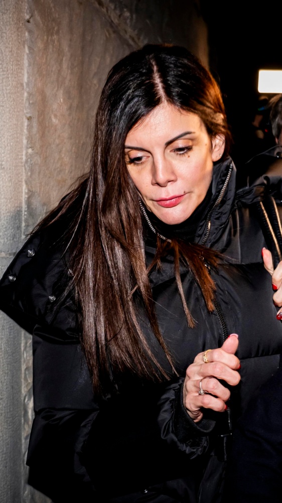 La strage di Crans Montana, il buttafuori del locale contro Jessica Moretti: ha detto allo staff di tenere chiuse le porte di sicurezza