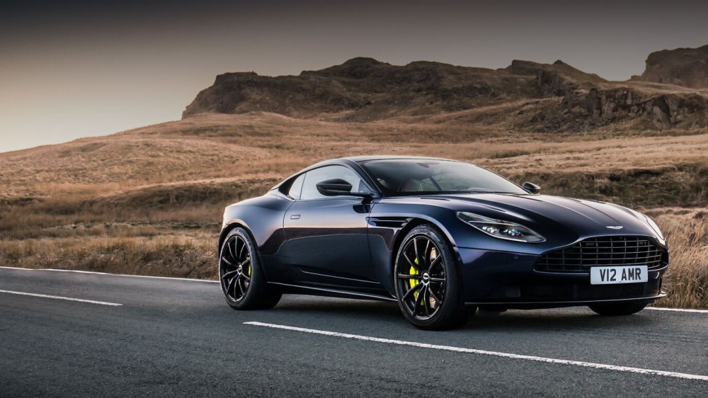 La svolta di Aston Martin, dal 2025 l’auto di James Bond avrà il motore elettrico